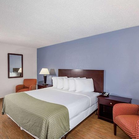 Days Inn By Wyndham St. Petersburg / Tampa Bay Area Pinellas Park Exteriör bild