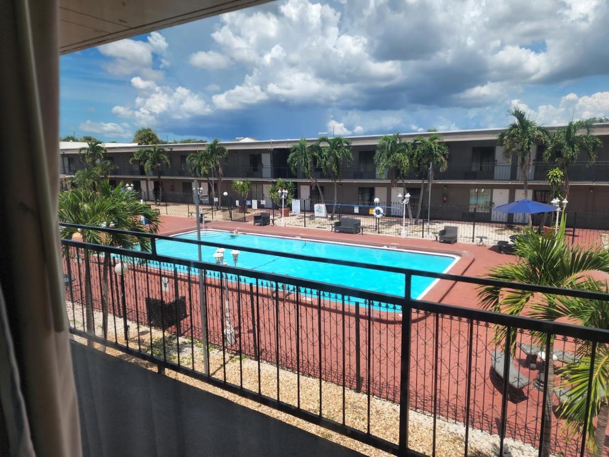 Days Inn By Wyndham St. Petersburg / Tampa Bay Area Pinellas Park Exteriör bild