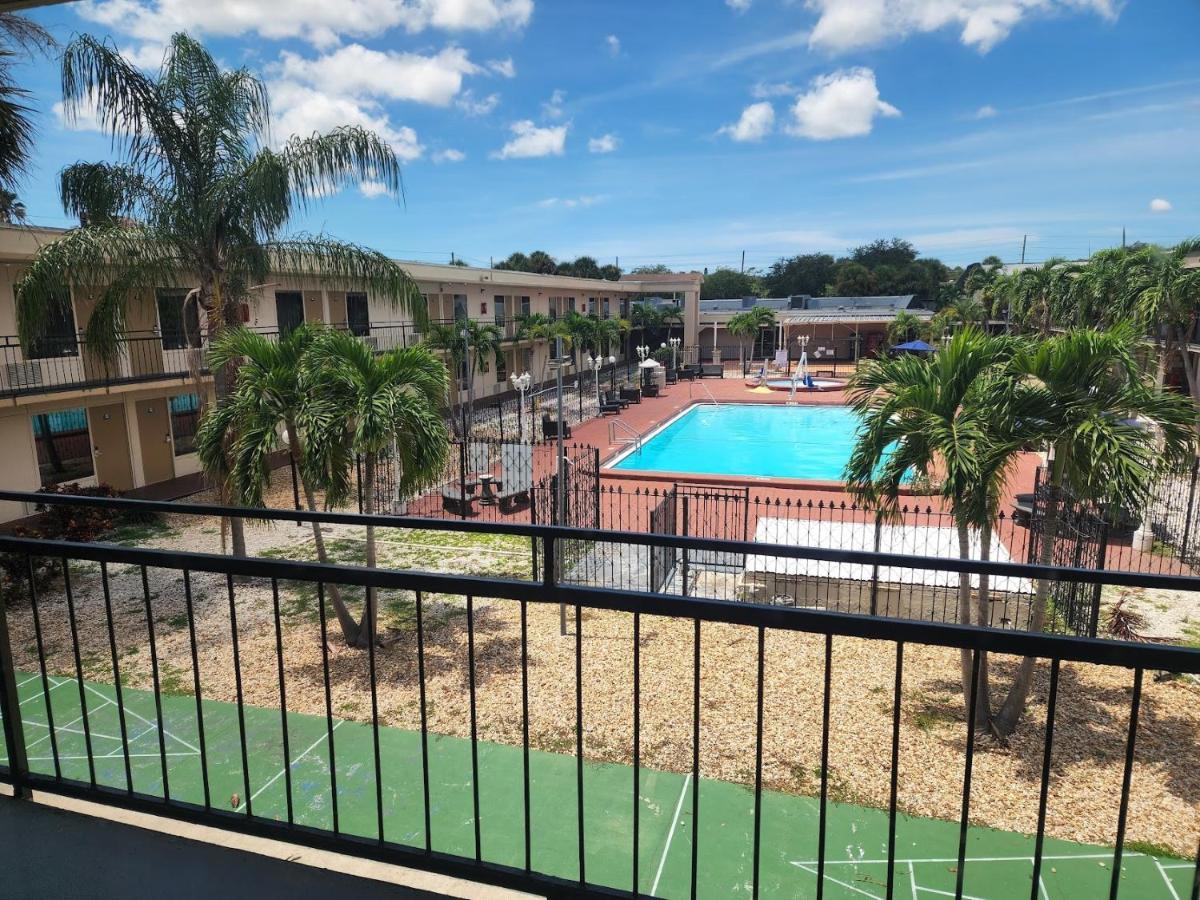 Days Inn By Wyndham St. Petersburg / Tampa Bay Area Pinellas Park Exteriör bild