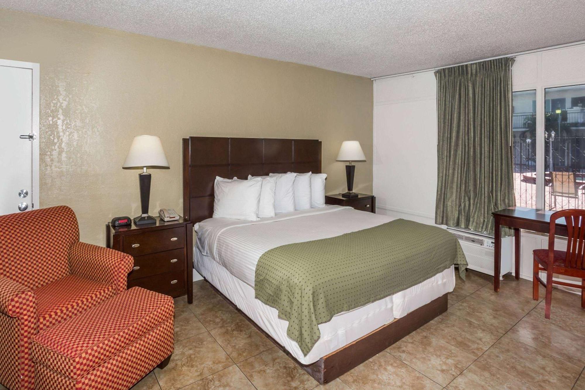Days Inn By Wyndham St. Petersburg / Tampa Bay Area Pinellas Park Exteriör bild