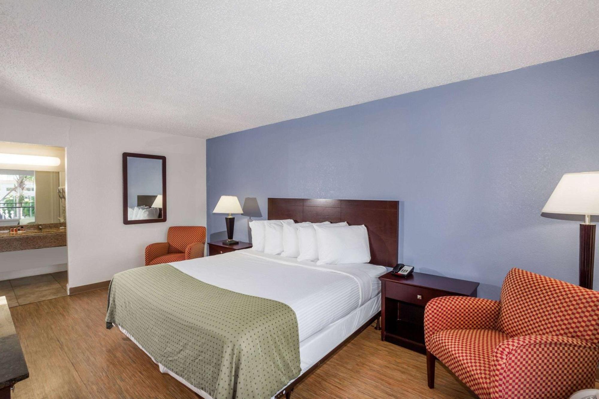 Days Inn By Wyndham St. Petersburg / Tampa Bay Area Pinellas Park Exteriör bild