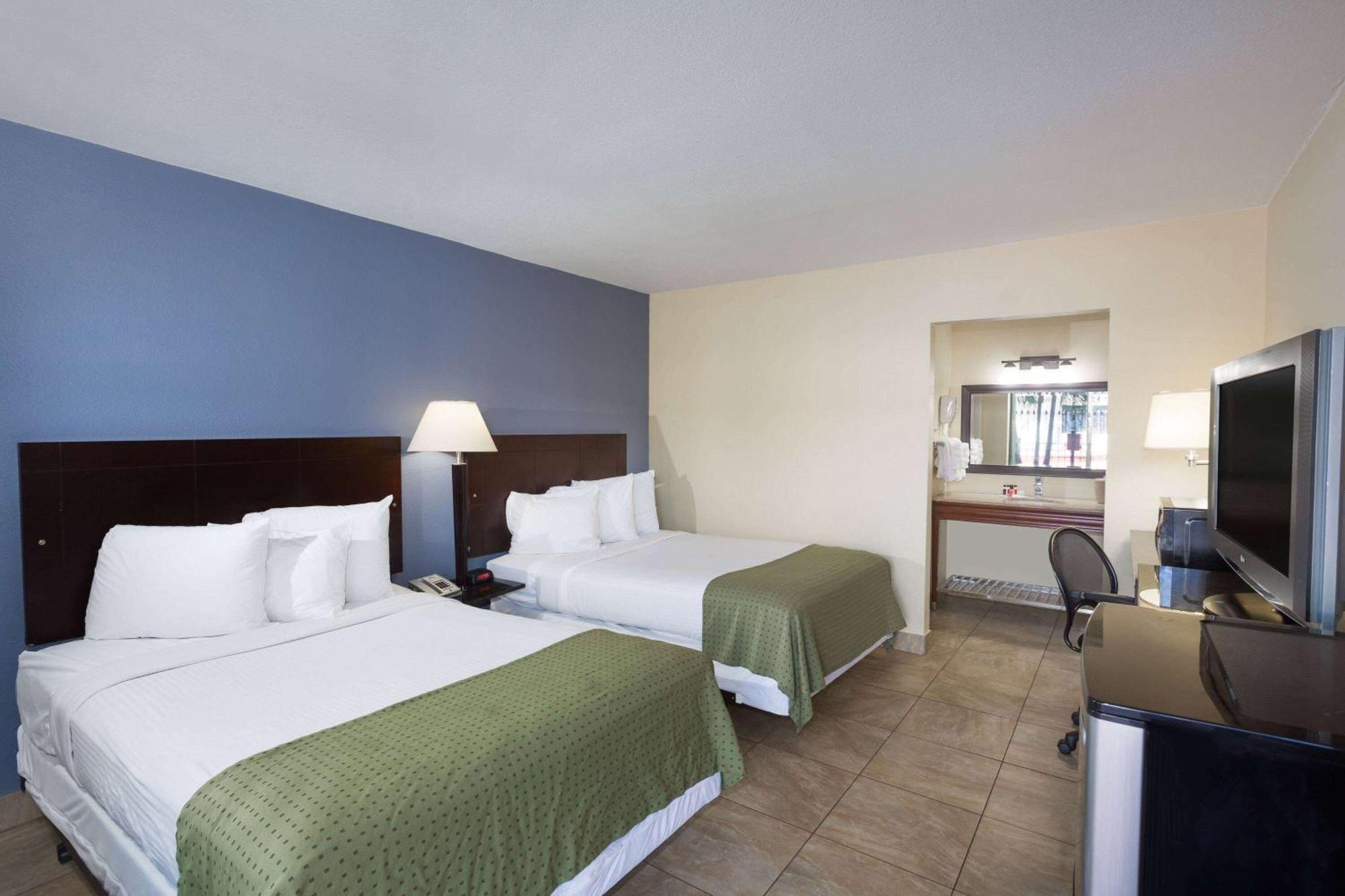 Days Inn By Wyndham St. Petersburg / Tampa Bay Area Pinellas Park Exteriör bild