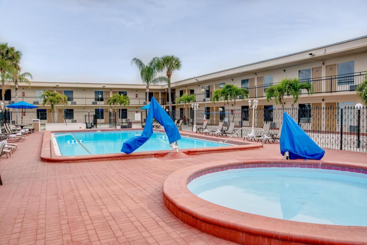 Days Inn By Wyndham St. Petersburg / Tampa Bay Area Pinellas Park Exteriör bild