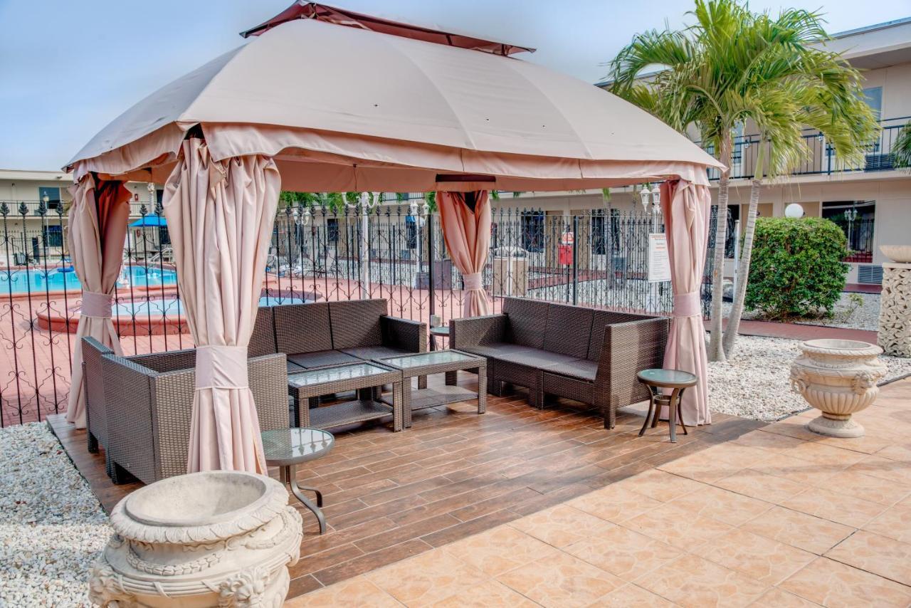 Days Inn By Wyndham St. Petersburg / Tampa Bay Area Pinellas Park Exteriör bild