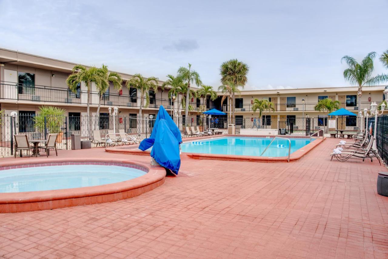 Days Inn By Wyndham St. Petersburg / Tampa Bay Area Pinellas Park Exteriör bild