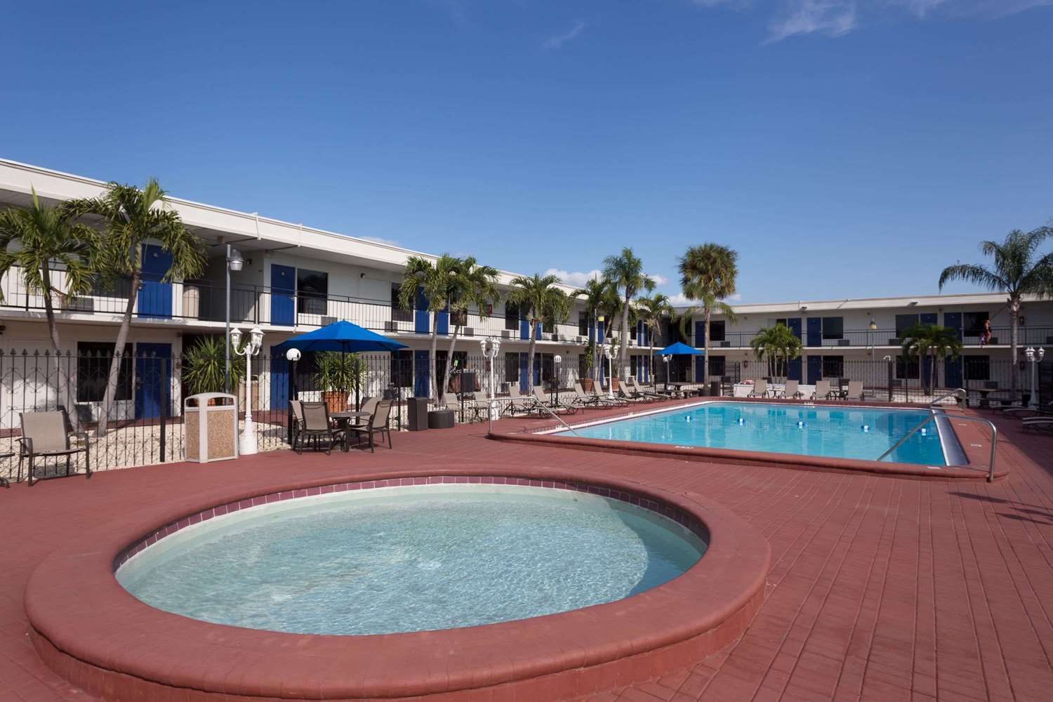 Days Inn By Wyndham St. Petersburg / Tampa Bay Area Pinellas Park Exteriör bild